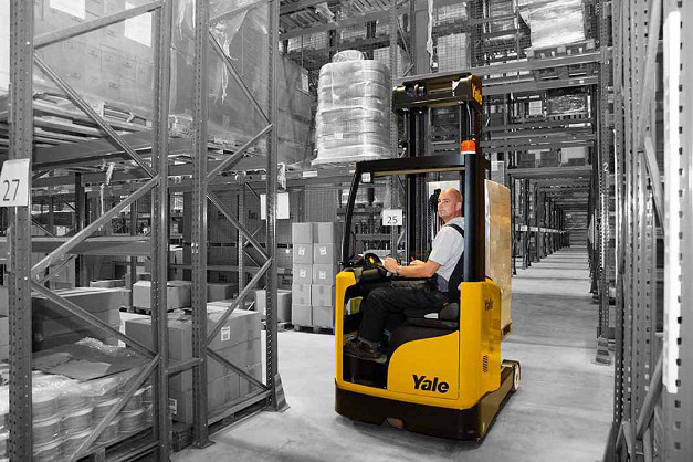 Yale MR14-25 Sit-on Moving Mast Reach Trucks